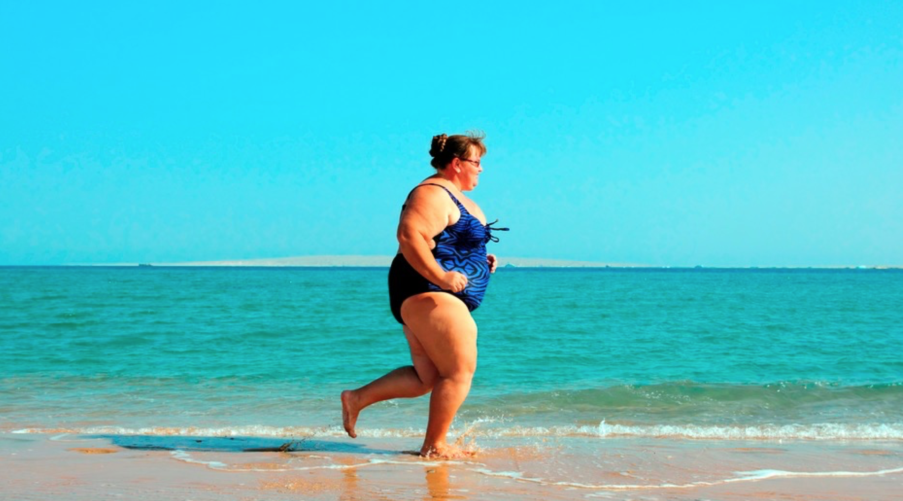 Крутые тетки. Полные люди на пляже. Толстая женщина на море. Толстая женщина бежит.