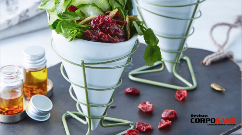 Ensalada de pepino y berro con arándanos